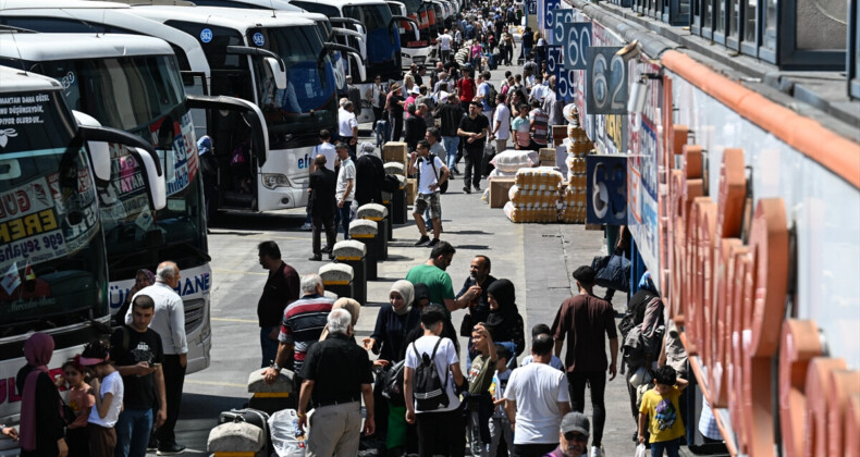 İstanbul’da otogar ve havalimanlarında Kurban Bayramı tatili yoğunluğu yaşanıyor