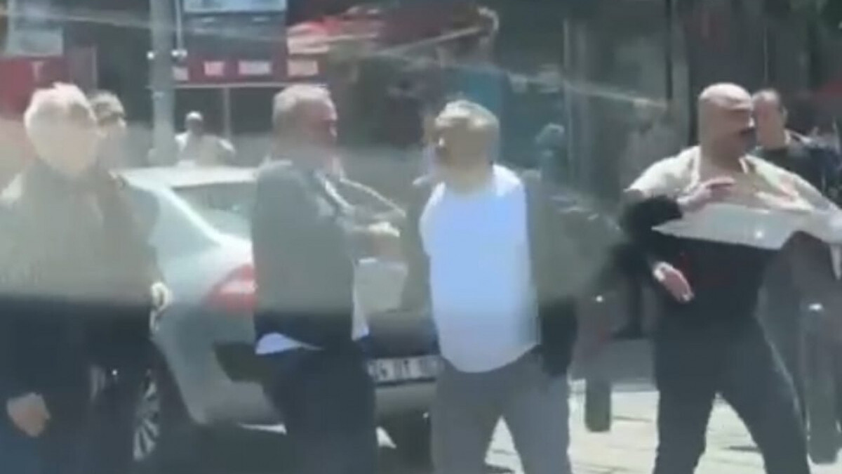 İstanbul’da sürücülerin kavgasında 1 kişi aldığı darbeyle bayıldı