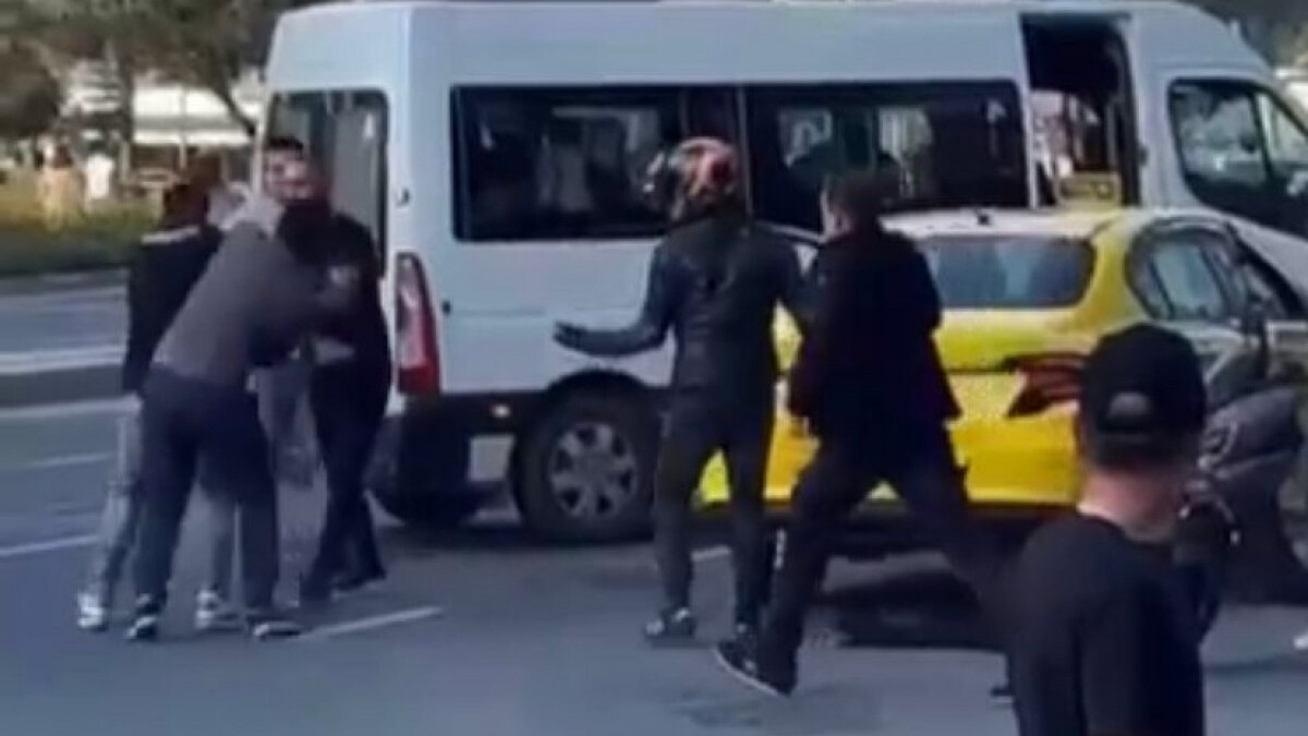 İstanbul’da taksi şoförüyle minibüs şoförü birbirine girdi
