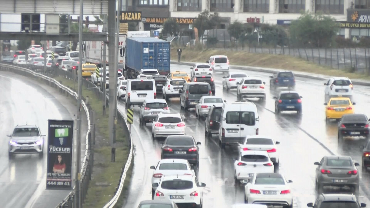 İstanbul’da uyarıların ardından sağanak yağmur etkisini göstermeye başladı