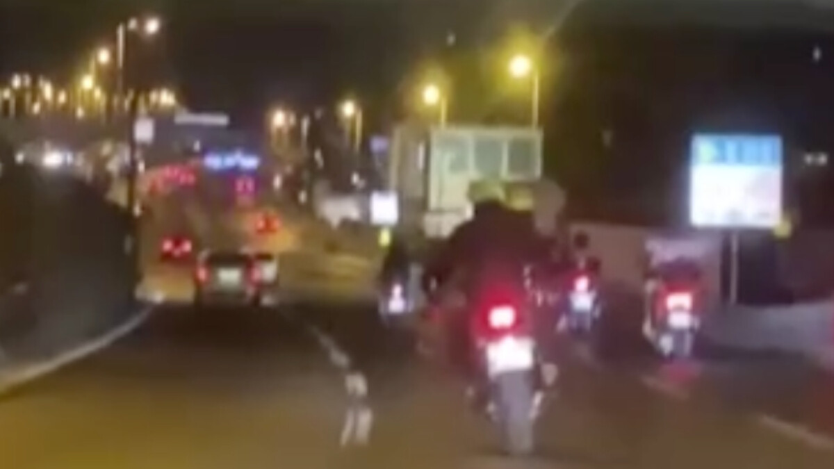 İstanbul’daki motosikletli, seyir halindeyken yanındakine tekme attı