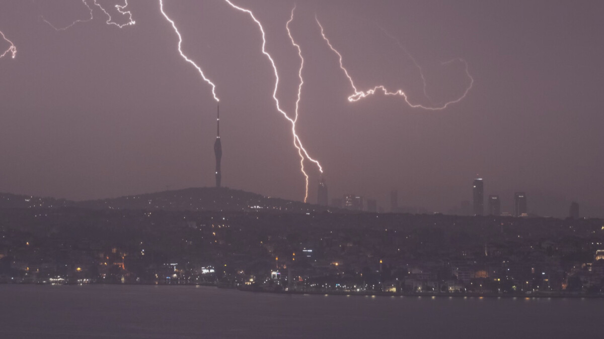 İstanbul’dan eşsiz şimşek görüntüler