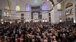 İstanbul’un camilerinde bayram namazı yoğunluğu yaşandı