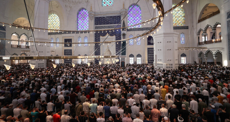 İstanbul’un camilerinde bayram namazı yoğunluğu yaşandı