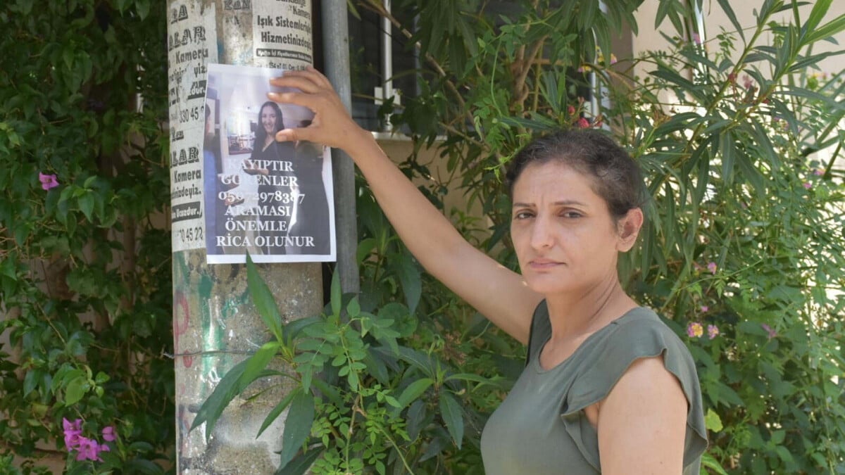 İzmir’de acılı anne 10 gündür kayıp olan kızını afişlerle arıyor