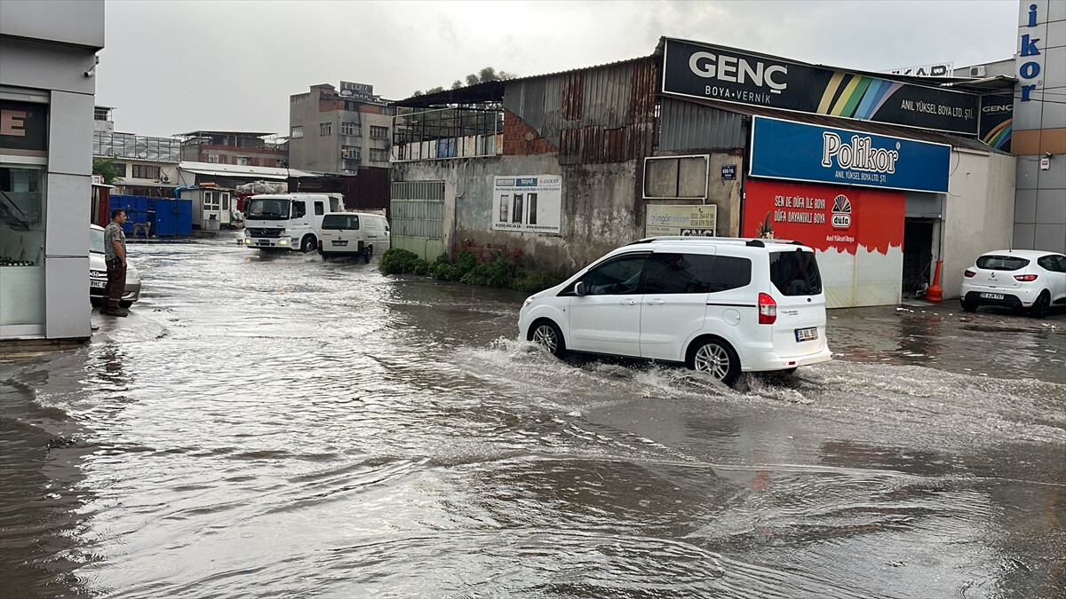 İzmir’de sağanak yağış başladı! Yollar göle döndü