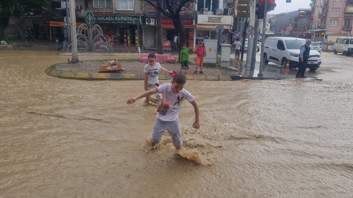 İzmit’te yağmur vatandaşları mağdur etti! Sokaklar göle döndü