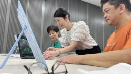 Japonlar, koronavirüsten sonra gülmek için egzersiz yapıyor