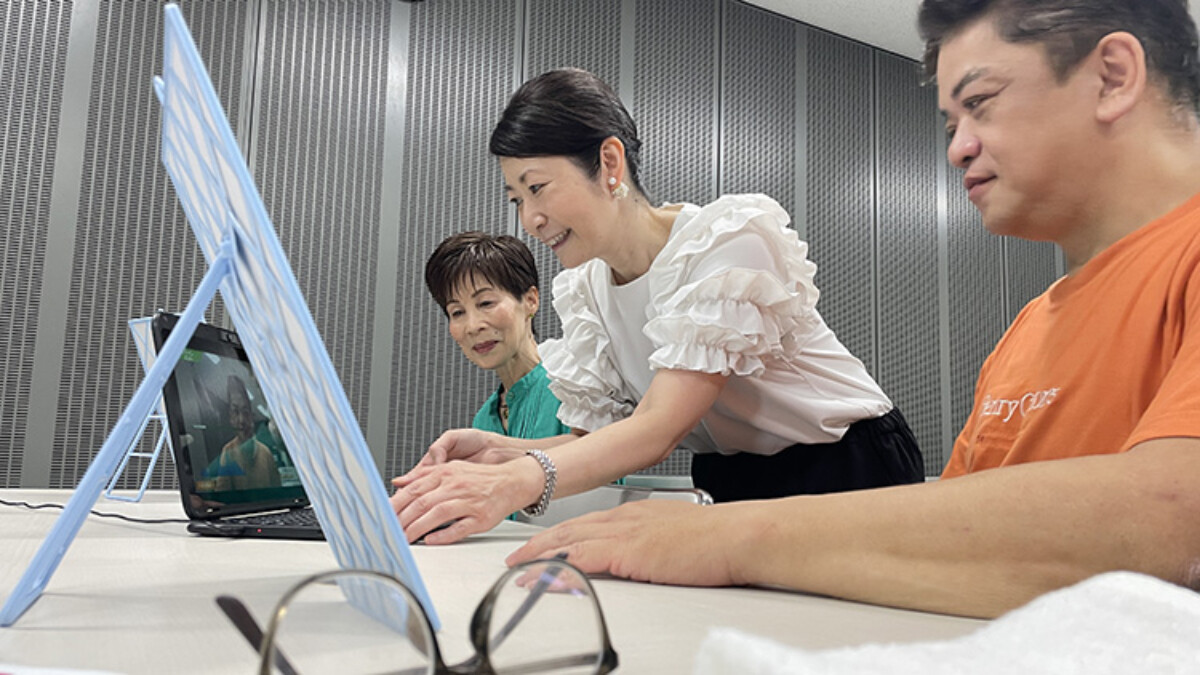 Japonlar, koronavirüsten sonra gülmek için egzersiz yapıyor