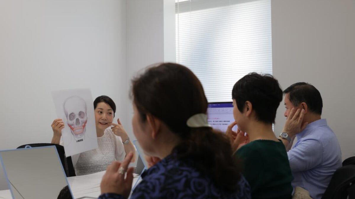 Japonya’da gülümsemeyi unutanlar eğitim alıyor