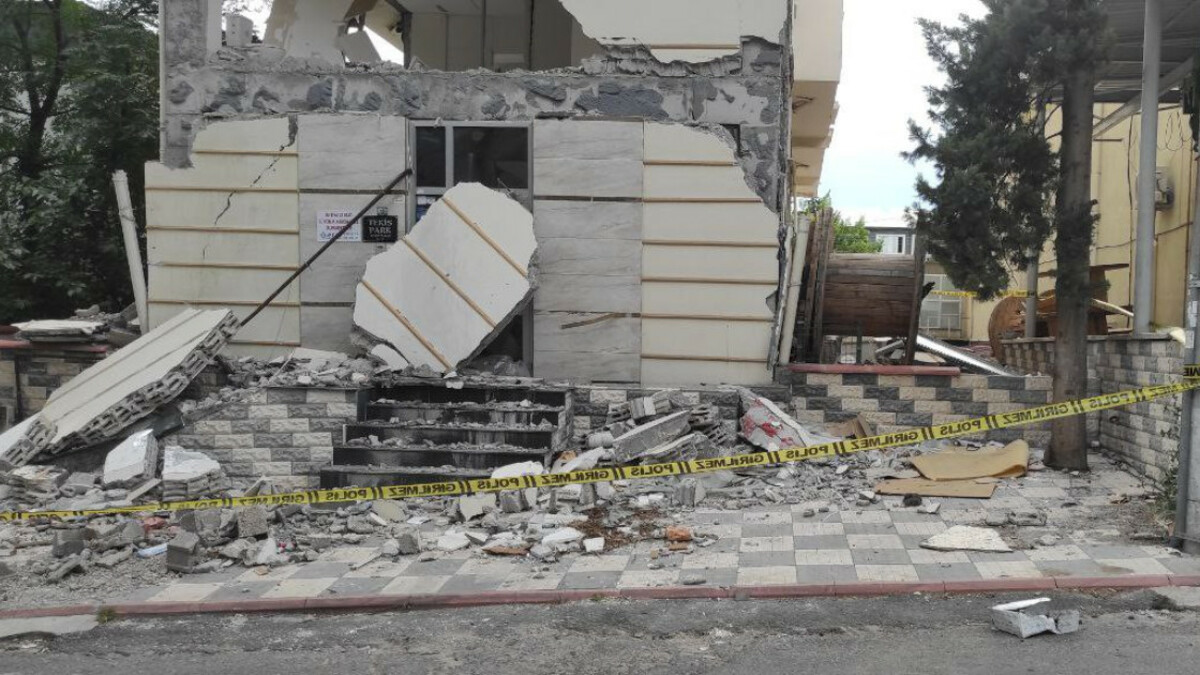 Kahramanmaraş’ta ağır hasarlı binanın sökülen asansörünün altında kalarak hayatını kaybetti