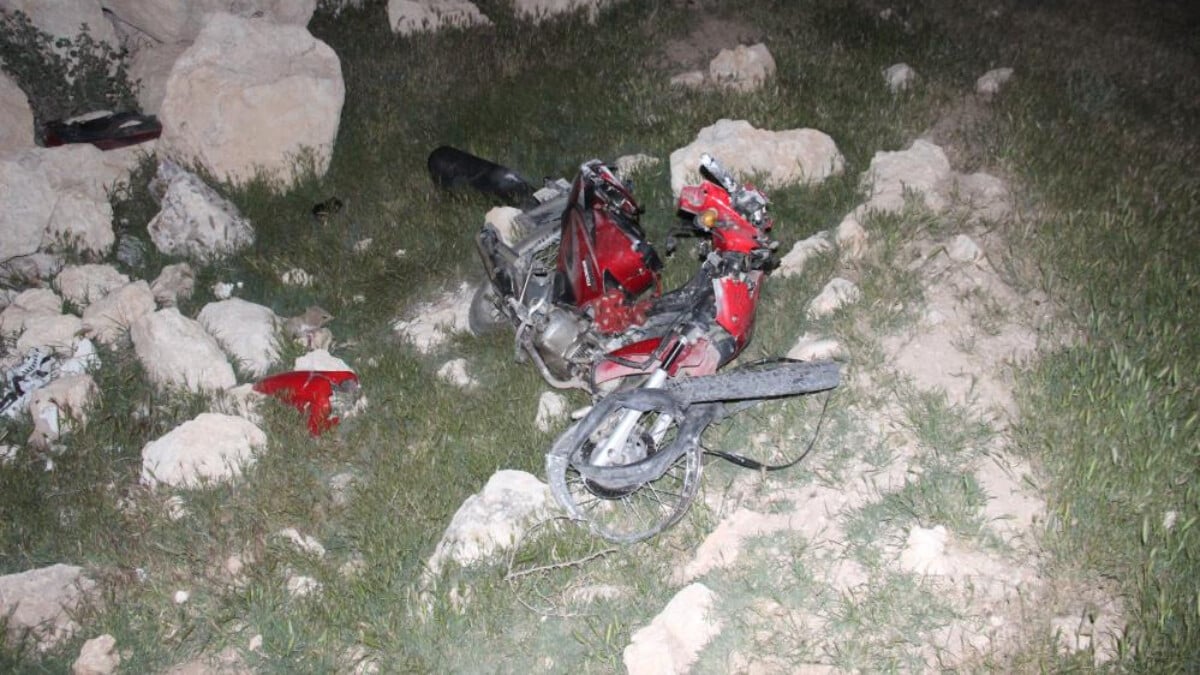 Karaman’da şarampole uçan motosiklet sürücüsü can verdi