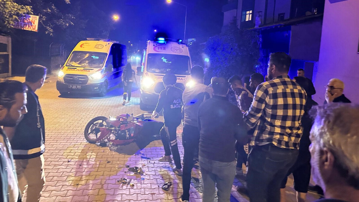 Kars’ta kafa kafaya çarpışan motosiklet sürücülerinin durumu ağır