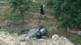 Kartal’da otomobil su kanalına uçtu