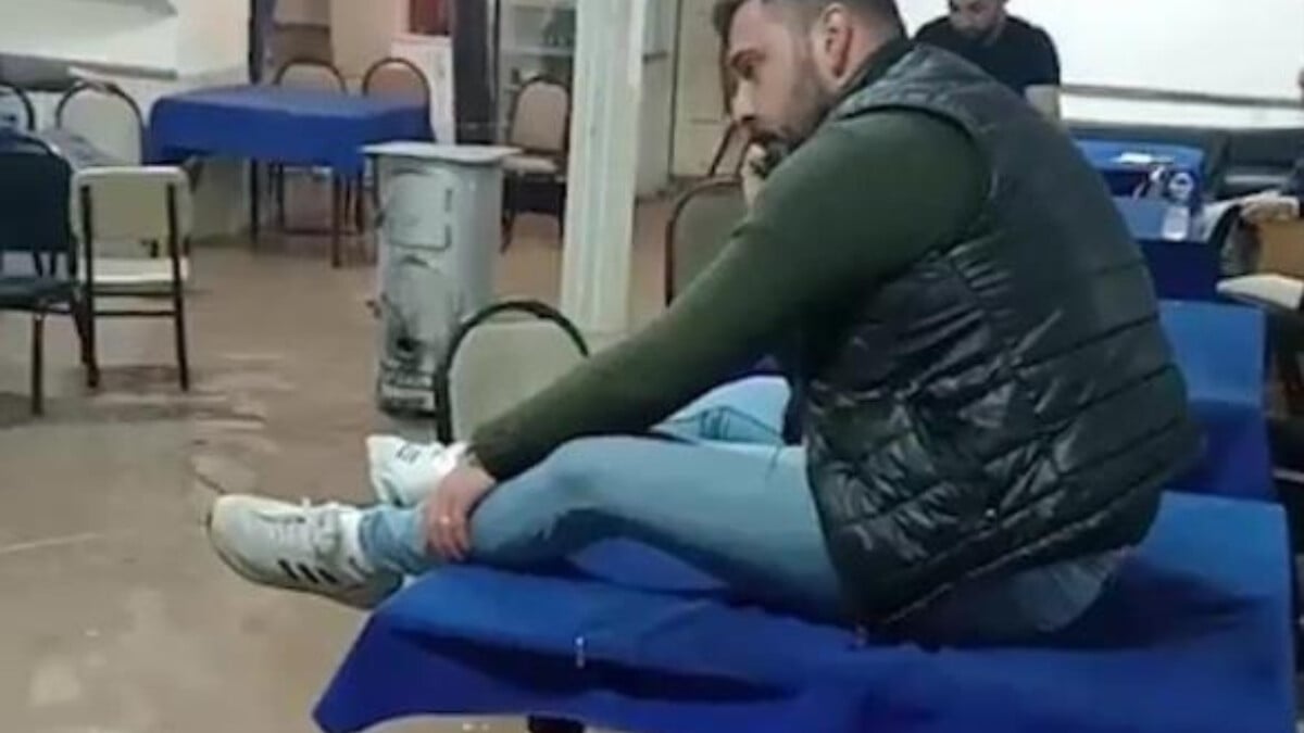 Kastamonu’da kahvehaneyi su basınca masaların üzerine çıktılar