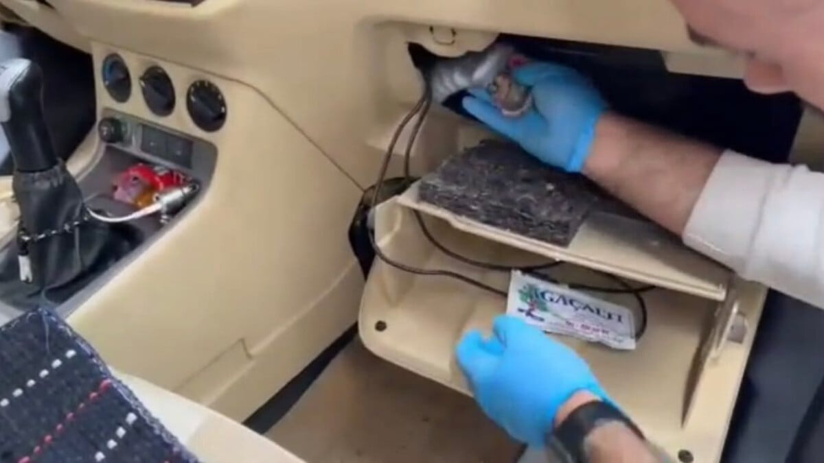 Kayseri’de polis ekipleri bir otomobilin her yerinden uyuşturucu çıkardı