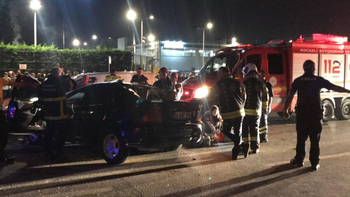 Kocaeli’de bariyere ok gibi saplanan otomobilde 1 kişi can verdi