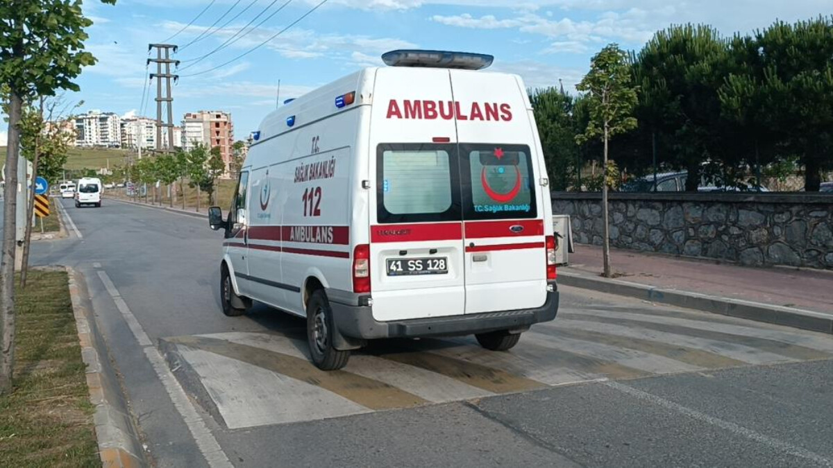 Kocaeli’de dengesini kaybedip motosikletten düşen sürücü yaralandı