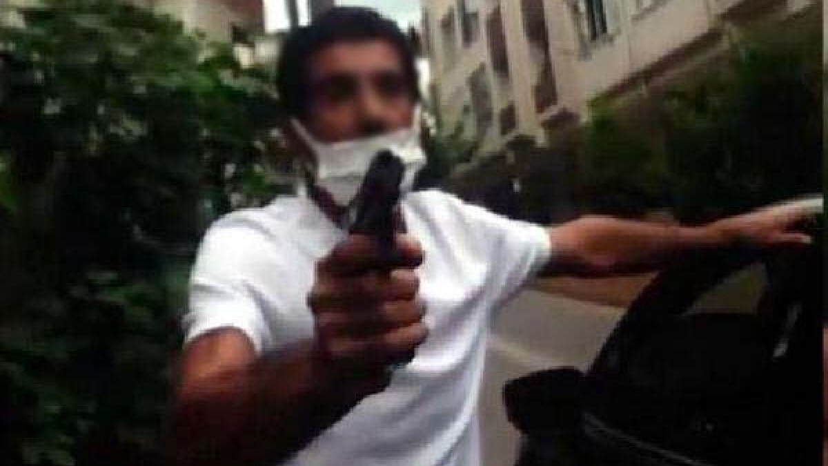 Kocaeli’de eşine sokak ortasında silah doğrultup, tehdit etti