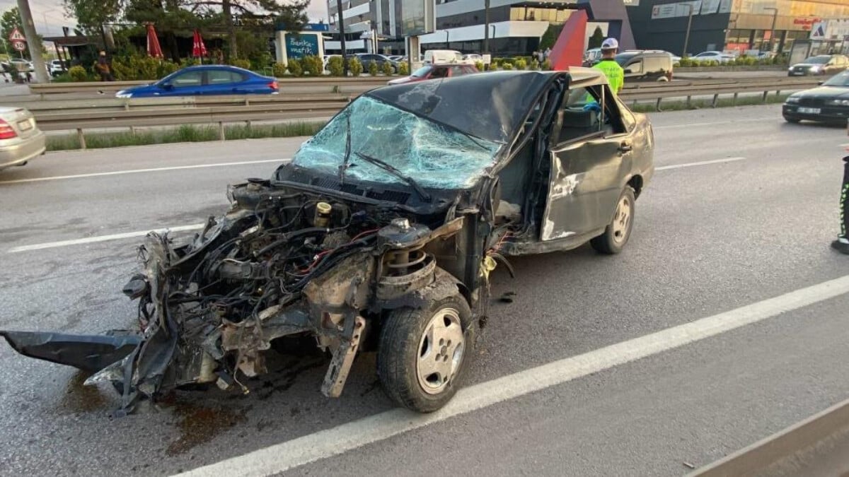 Kocaeli’de kaza yapan sürücü paramparça olan otomobilden sağ çıktı