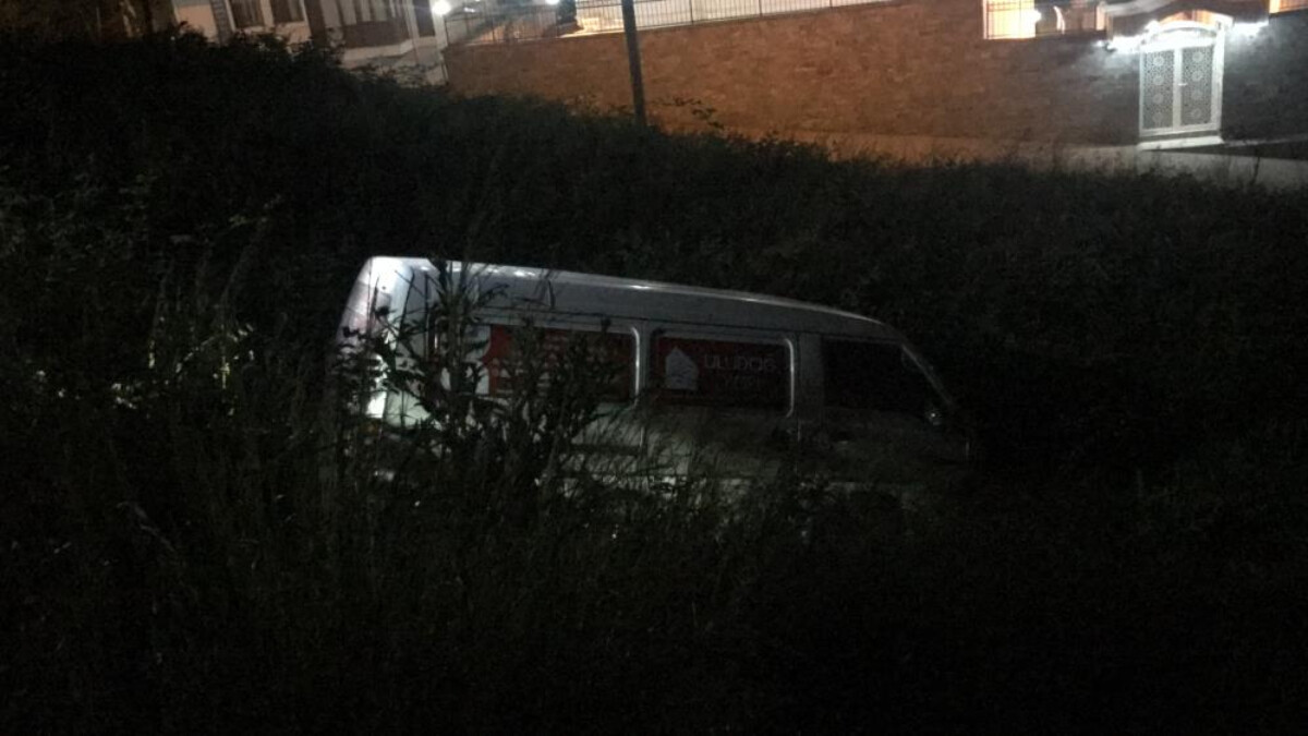Kocaeli’de kontrolden çıkan minibüs ağaçlık alana uçtu