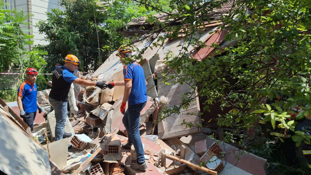 Kocaeli’de metruk evin yıkımında göçük altında kalan 2 işçi yaşamını yitirdi