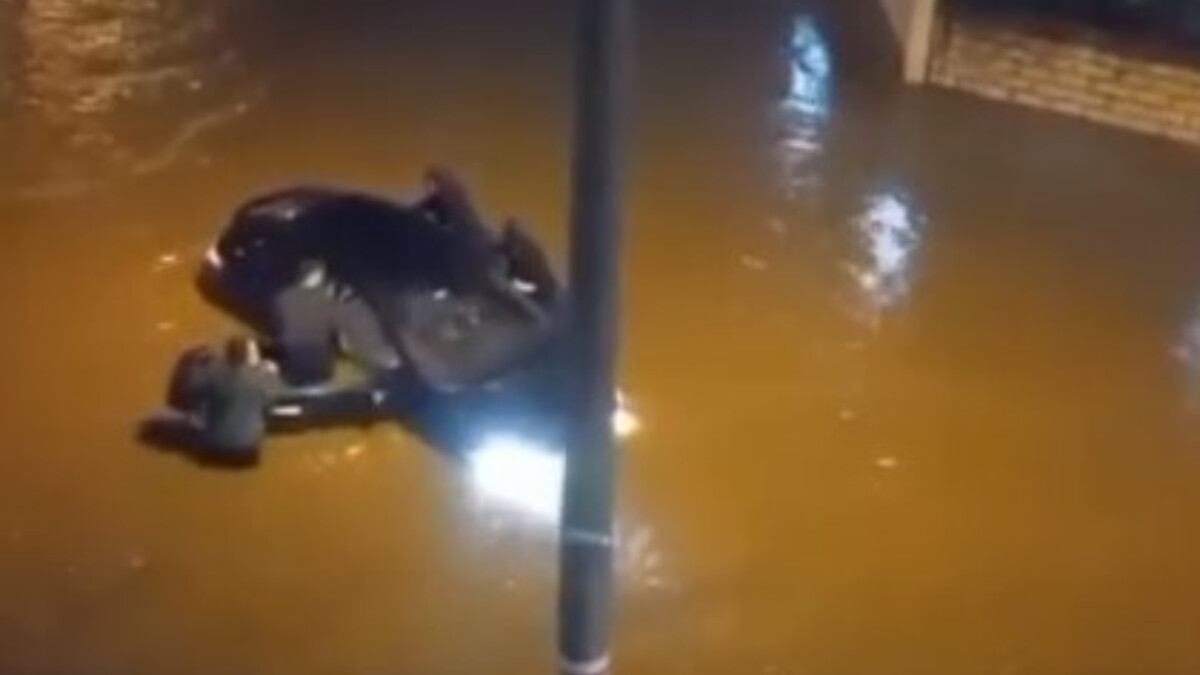 Kocaeli’de sağanak bastırdı: Otomobil suya gömüldü