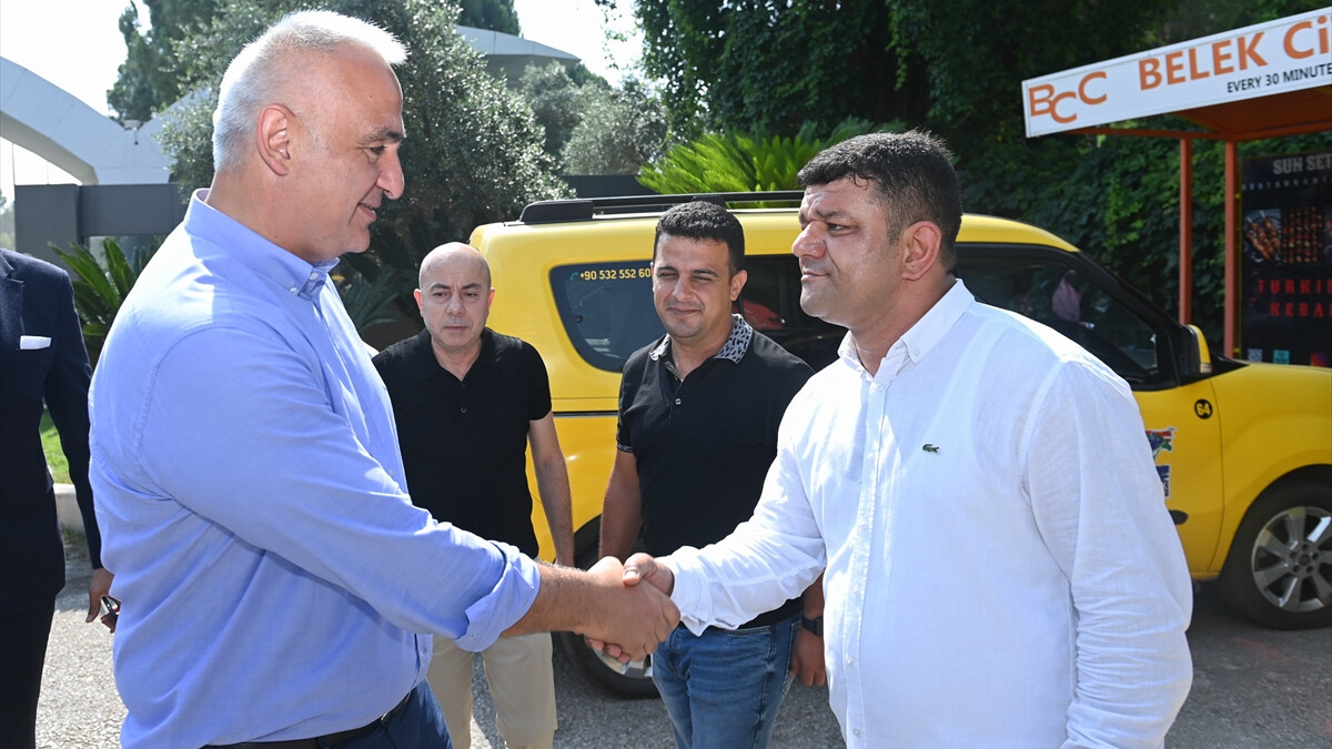 Kültür ve Turizm Bakanı Mehmet Nuri Ersoy, Belek’te taksicilerle bayramlaştı
