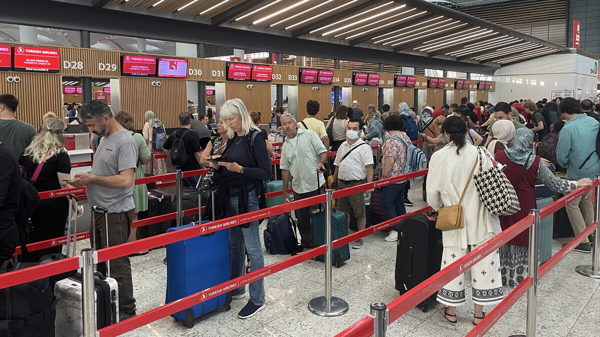 Kurban Bayramı yaz tatiliyle birleşti! İstanbul Havalimanı’nda yoğunluk oluştu