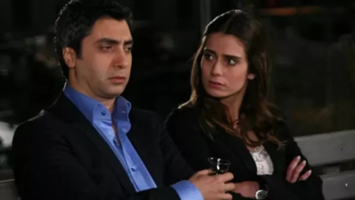 Kurtlar Vadisi’nin Savcı Leyla’sı heykel önünde mini elbisesiyle olay oldu: “Hangisi daha taş?”