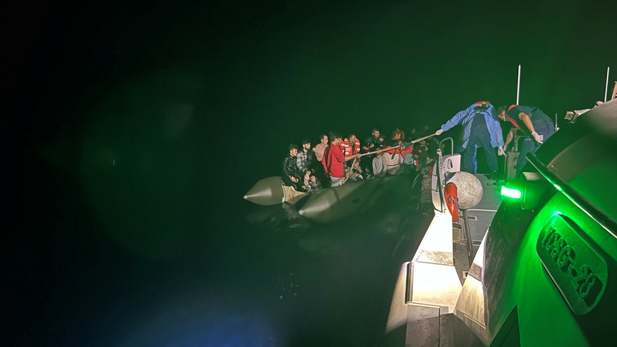 Kuzey Ege’de Yunanistan unsurlarınca geri itilen 99 düzensiz göçmen kurtarıldı