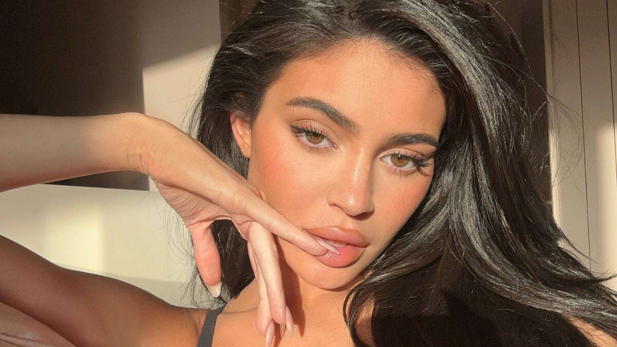Kylie Jenner kırmızı bikinisiyle sosyal medyaya damga vurdu: ‘Alev aldı ortalık’