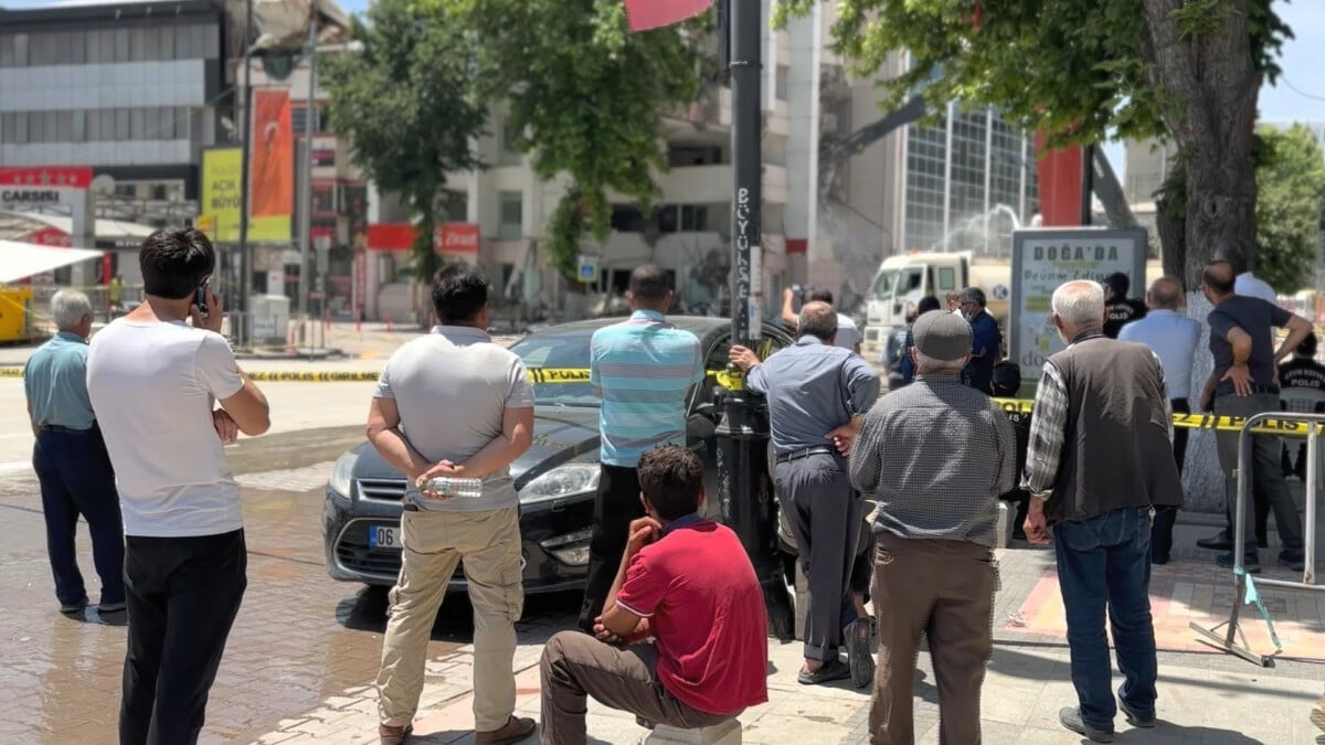 Malatya’da ağır hasarlı binanın yıkılışını film izler gibi izlediler