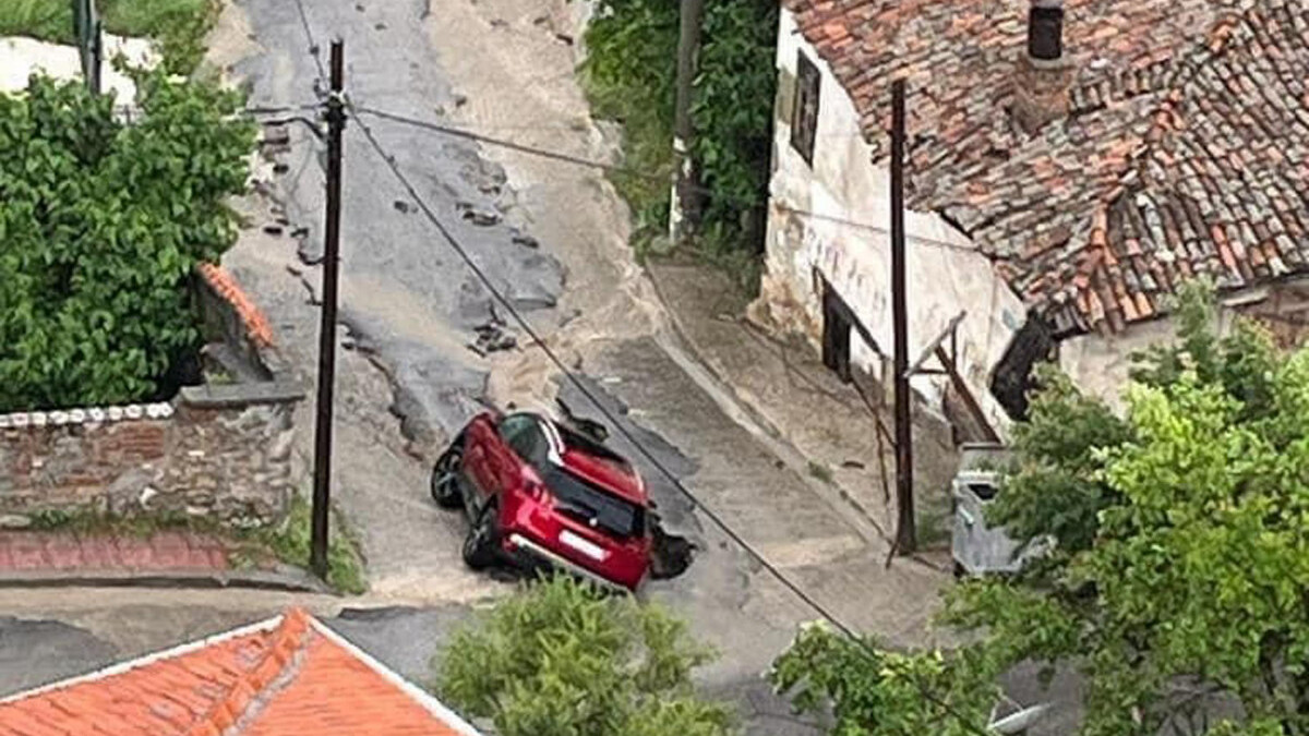 Manisa’da sel! Otomobil çöken yola düştü