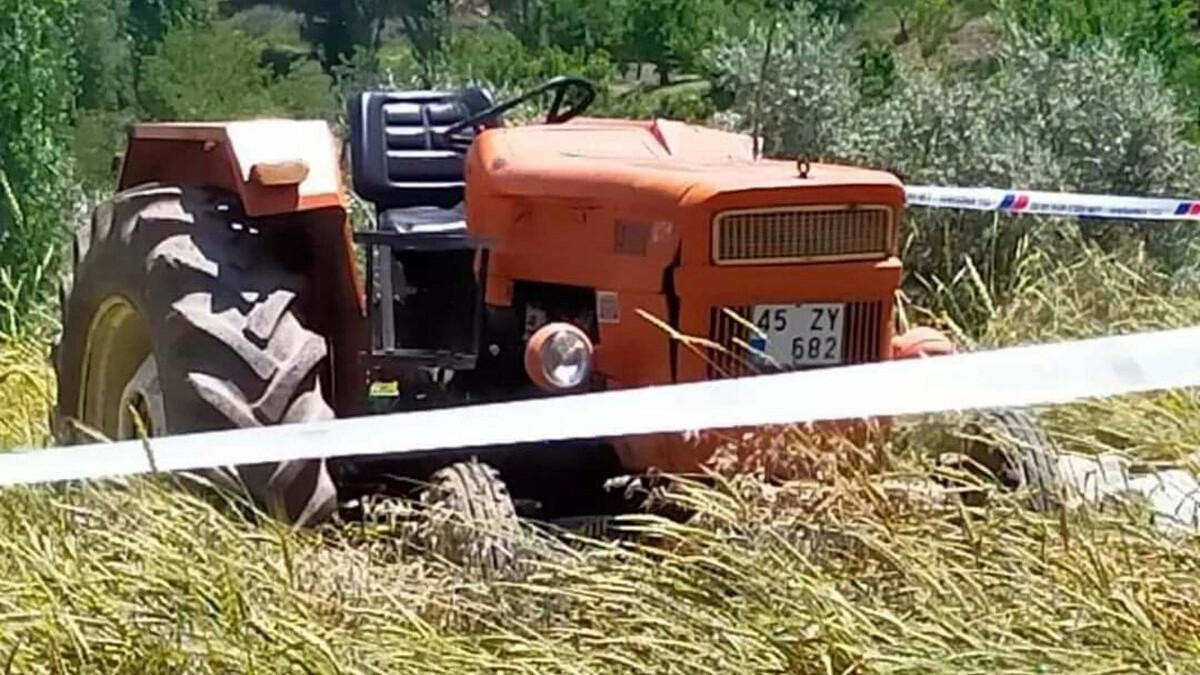 Manisa’da traktör devrildi: Sürücü yaralı, eşi öldü