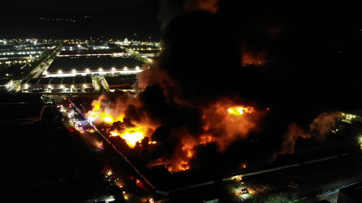 Manisa’daki fabrika yangını saatlerdir devam ediyor