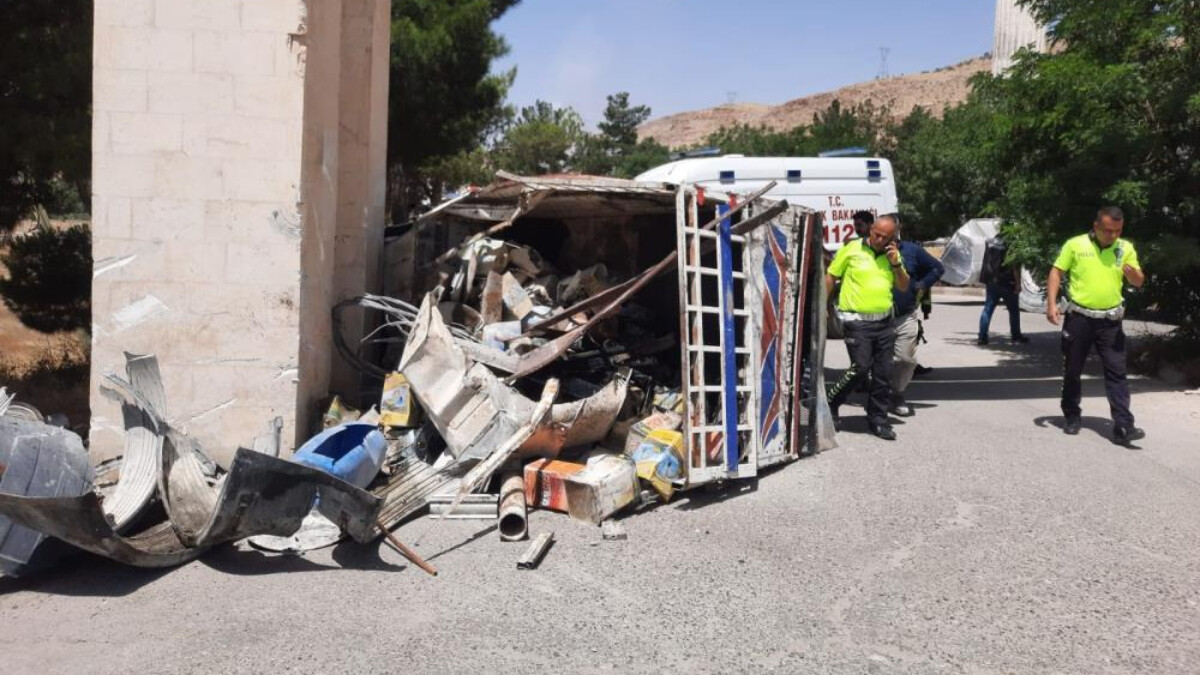 Mardin’de hurda yüklü kamyonetin devrilmesi sonucu 1’i ağır 2 kişi yaralandı