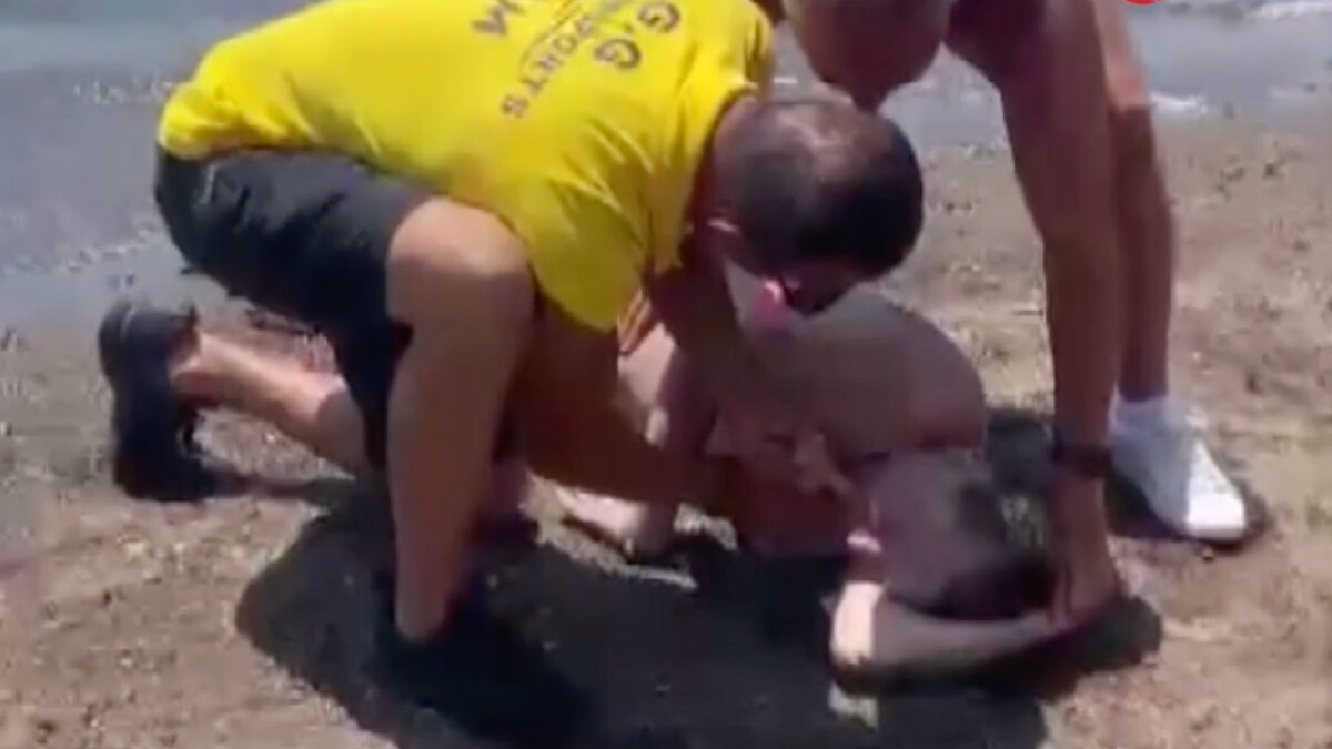 Marmaris’te turisti boğulmaktan son anda kurtardı