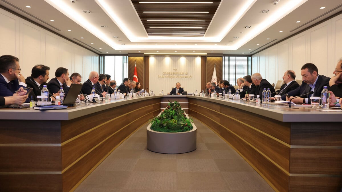 Mehmet Özhaseki bürokratlarından bilgi aldı: Öncelik deprem bölgesinin