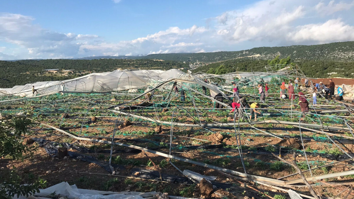 Mersin Erdemli’de hortum seraları yıktı