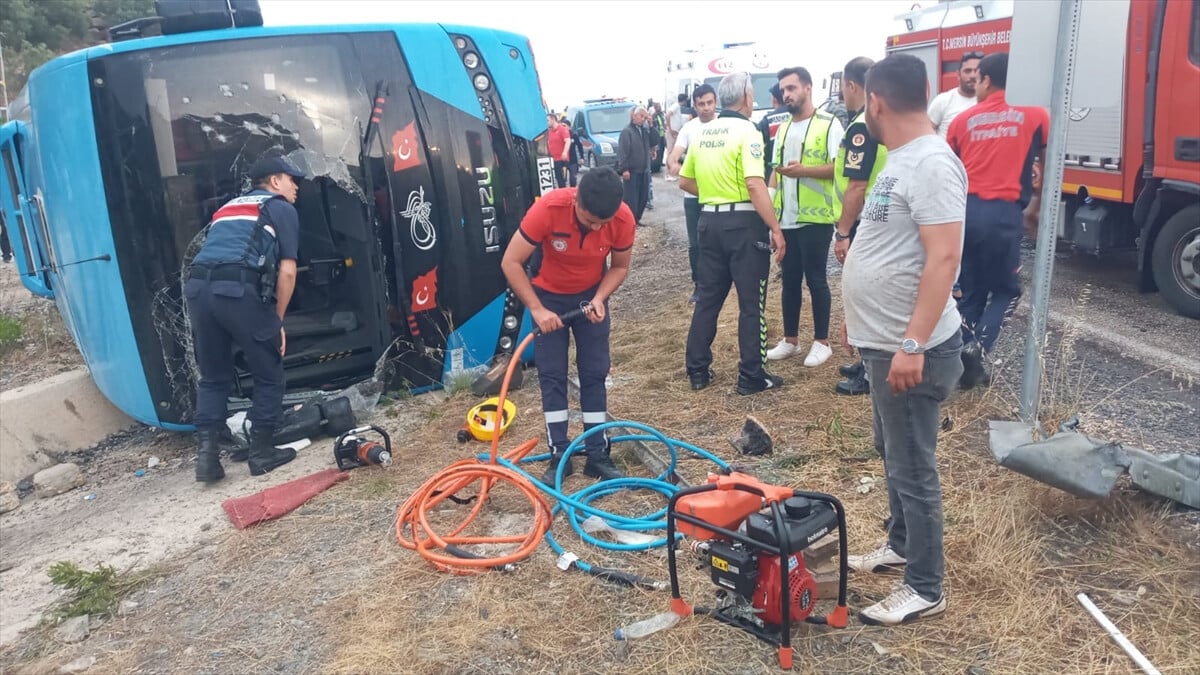 Mersin’de servis midibüsü devrildi: 12 işçi yaralandı
