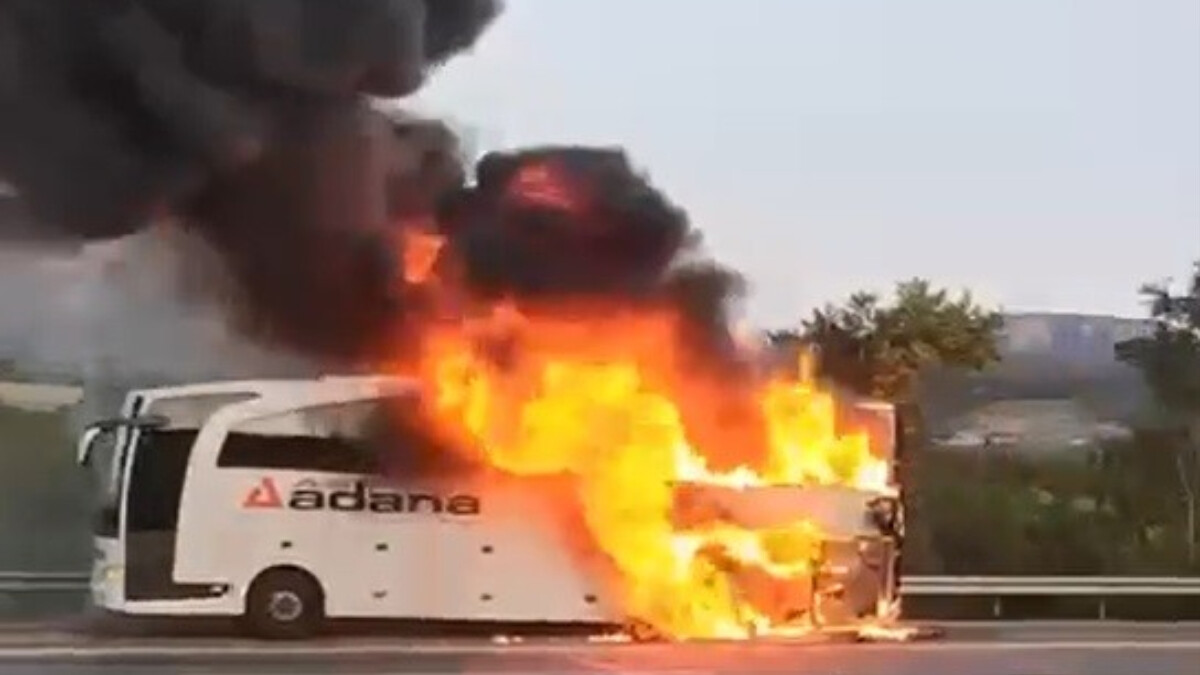 Mersin’de seyir halindeki yolcu otobüsü yandı