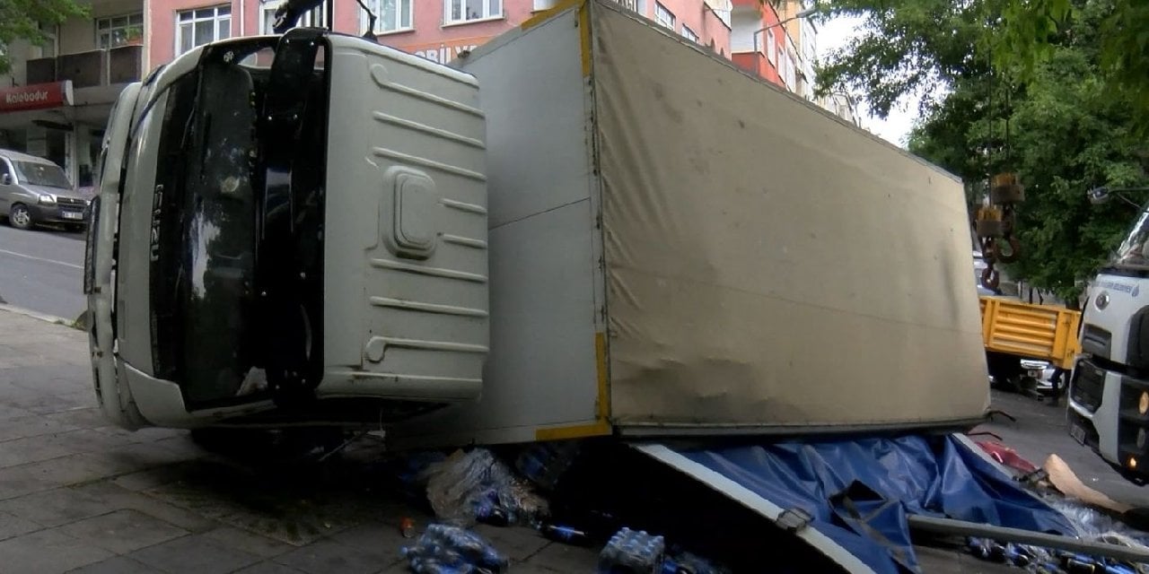 Meşrubat yüklü kamyonet devrildi: Kaldırımdaki kadın yaralandı