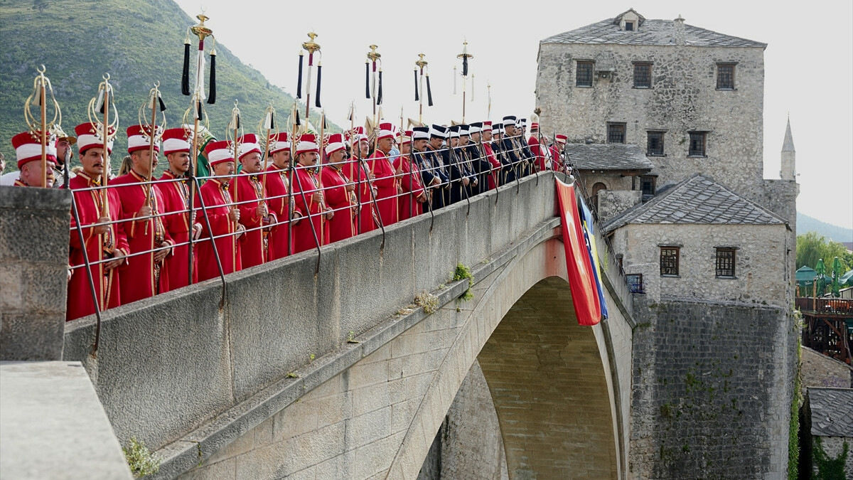 Milli Savunma Bakanlığı Mehteran Birliği tarihi Mostar Köprüsü’nde konser verdi