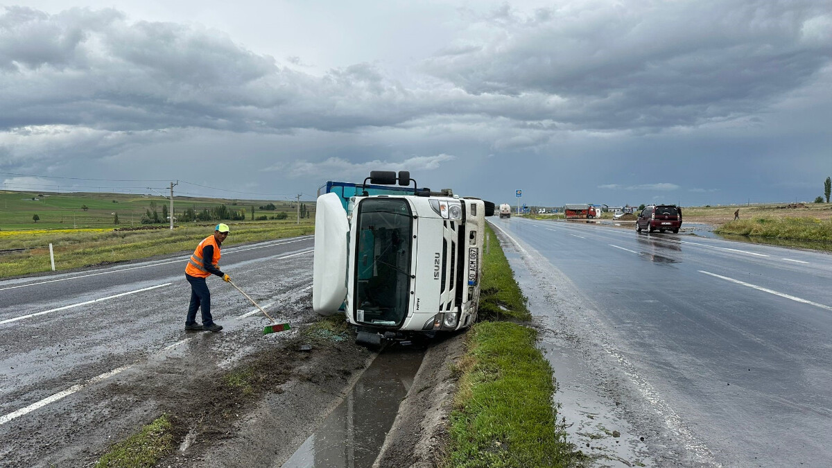Niğde’de devrilen kamyonetin sürücüsü yaralandı