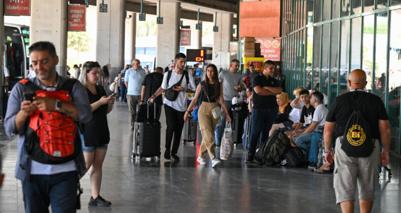 Otobüs terminallerinde bayram yoğunluğu başladı