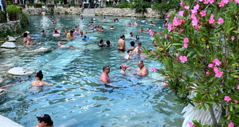 Pamukkale’deki antik termal havuz sıcağa rağmen boş kalmıyor