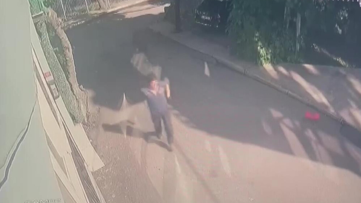 Pendik’te sokak ortasında bıçaklı cinayet kamerada