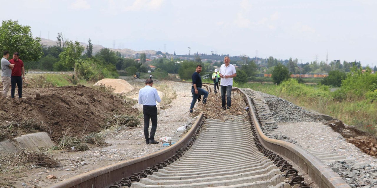 Rayların Üzerine Çıkıp Faciayı Önlediler