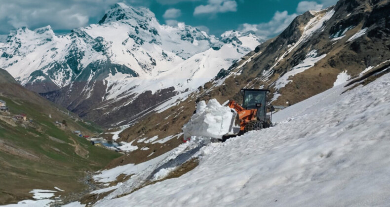 Rize İl Özel İdaresi Tahpur Yaylası’nı kardan arındırdı